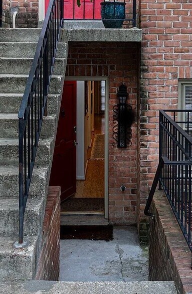 Building Photo - 1653 Park Rd NW