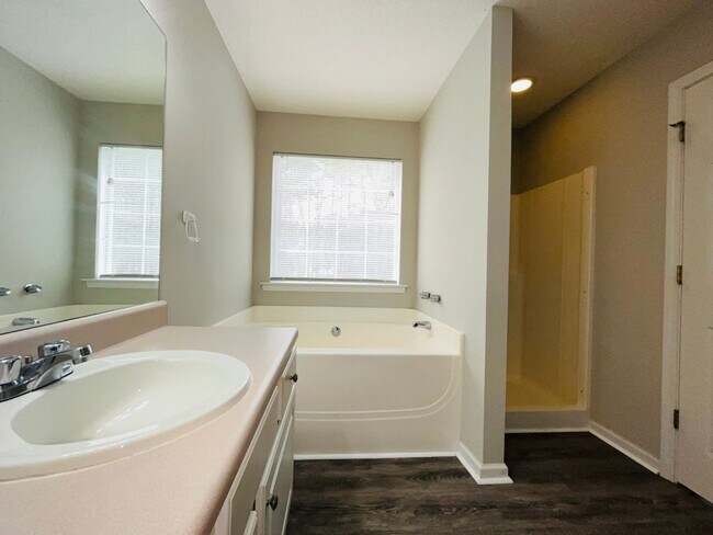 Building Photo - Northgate district! 4 bed/2.5 full bath, newly renovated, large lot, approx 2500 sqft, 2 car gara...