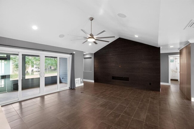 Building Photo - 513 Meadowbrook Dr