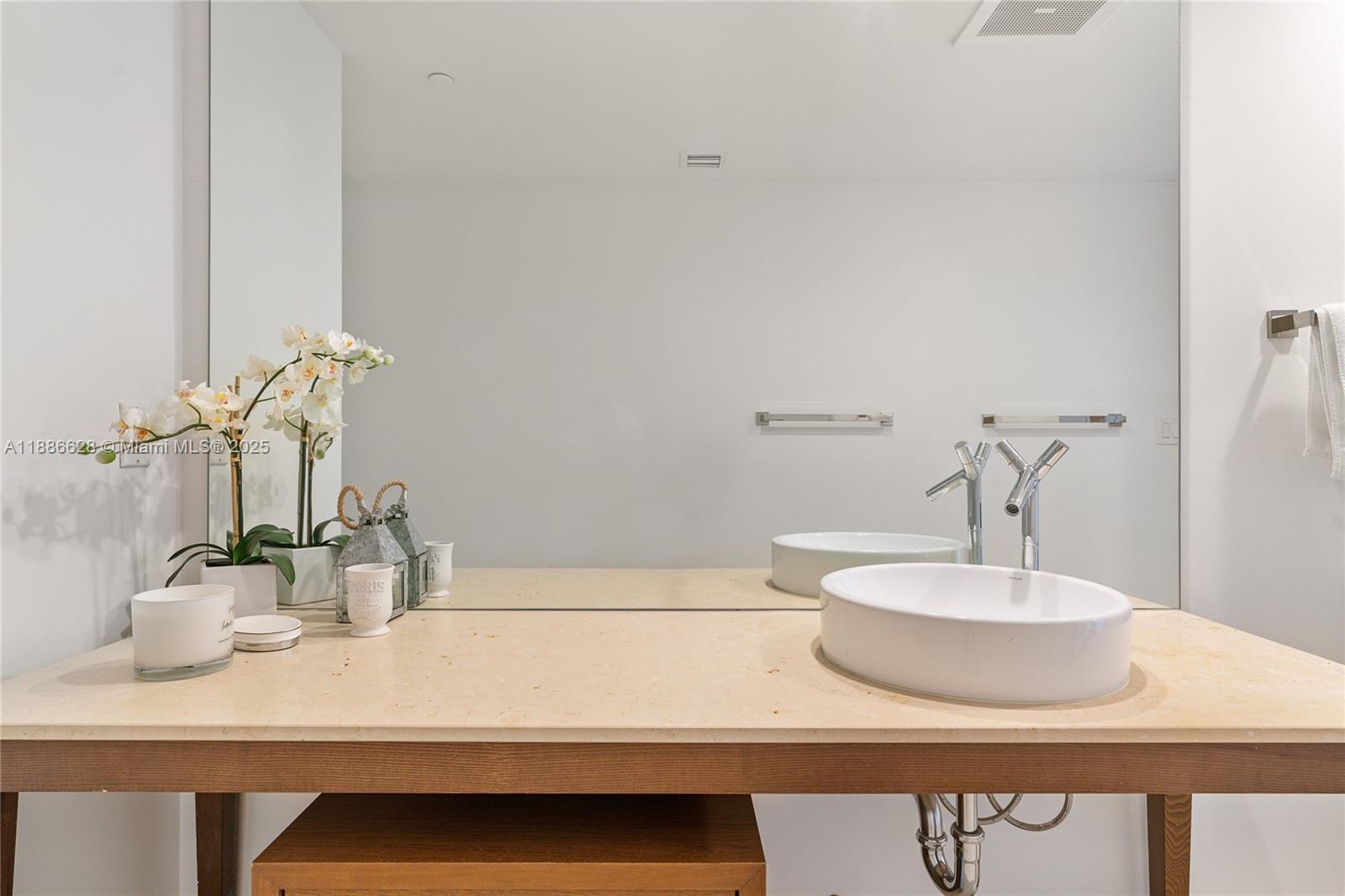 Building Photo - 495 Brickell Ave