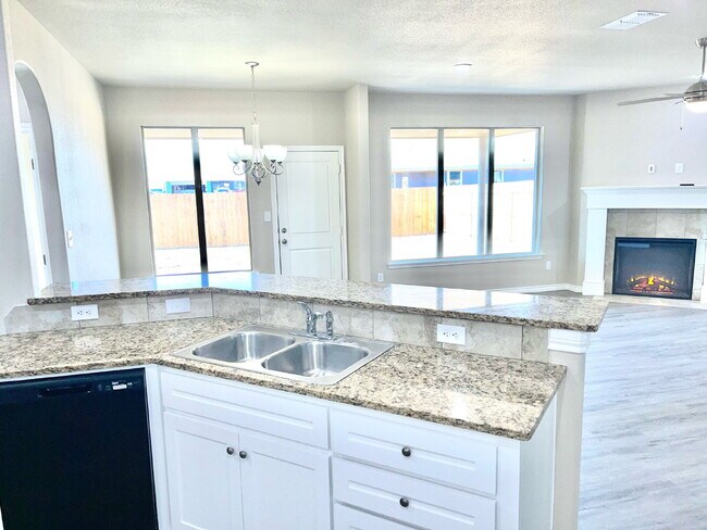 Building Photo - Beautiful 3-Bed Oasis with Granite Touches...