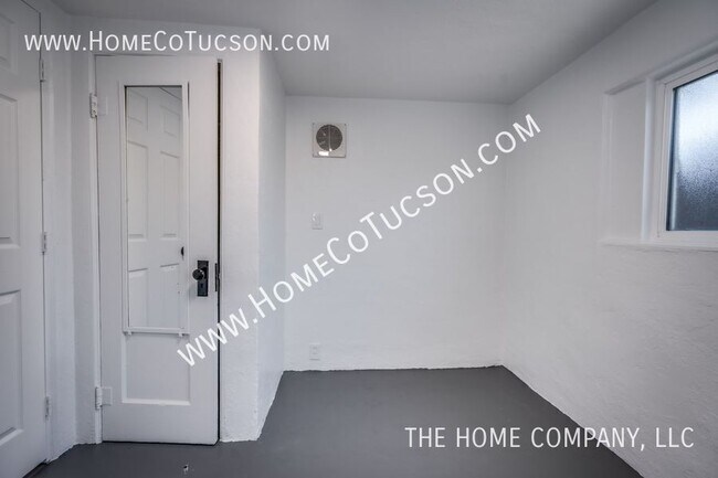 Building Photo - 940 E Florita St