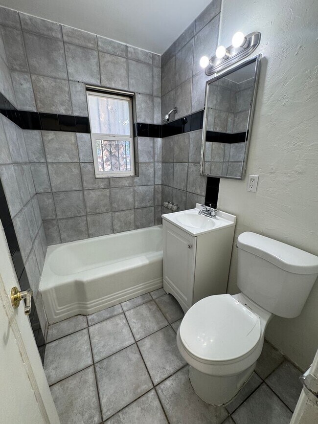 Building Photo - 1109 Hillside Pl