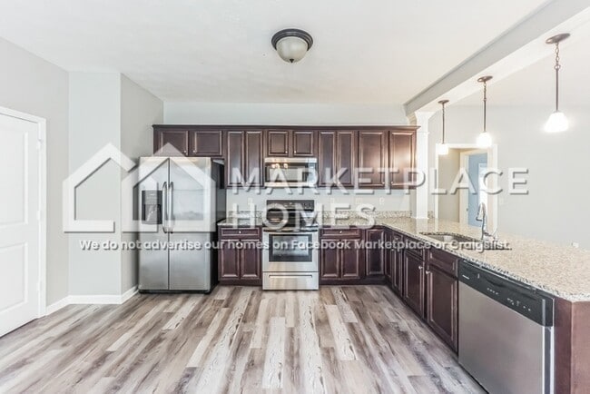 Building Photo - 440 Tree Line Dr