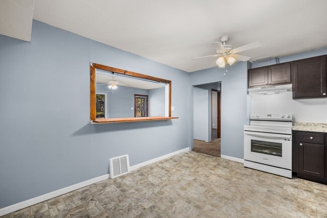 Building Photo - Spacious St. Ann Home with Large Detached ...
