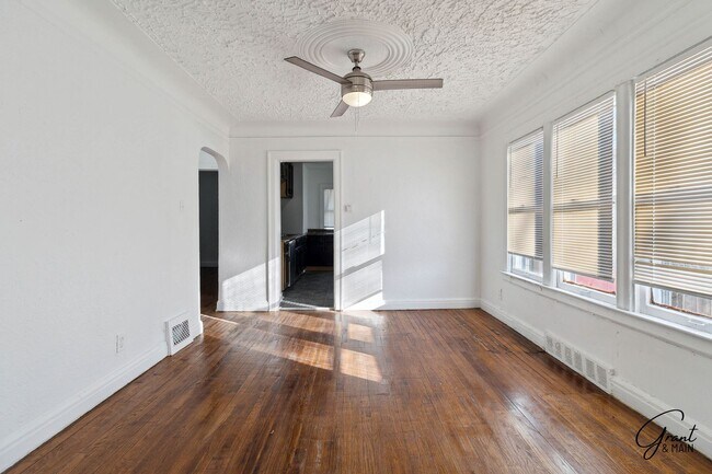 Building Photo - 4 Bedroom 2 Bath $1700