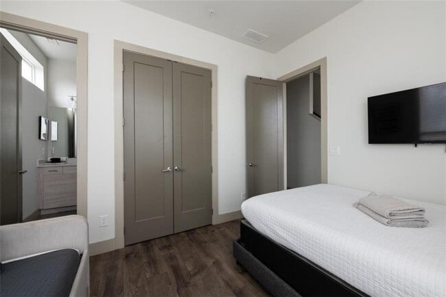 Building Photo - 37 Reynolds Square Ln