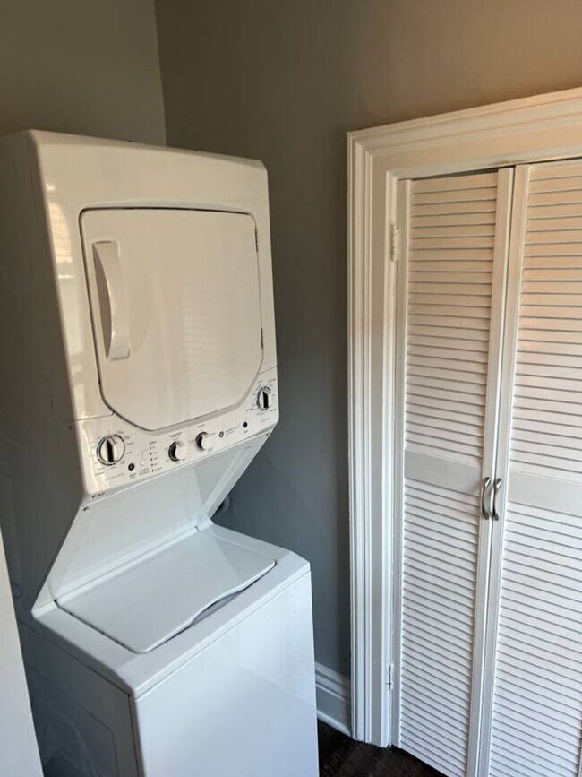 Building Photo - 42 Elmwood Ave