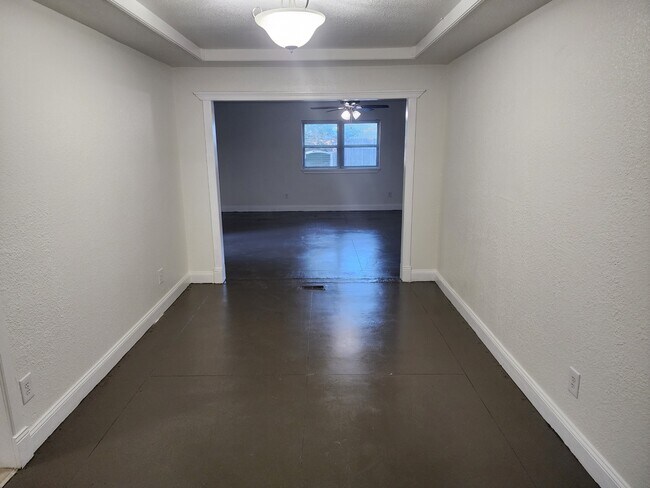 Building Photo - 807 S Jones Ln