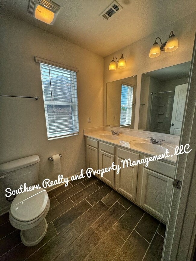 Building Photo - Country Feel but close to shopping