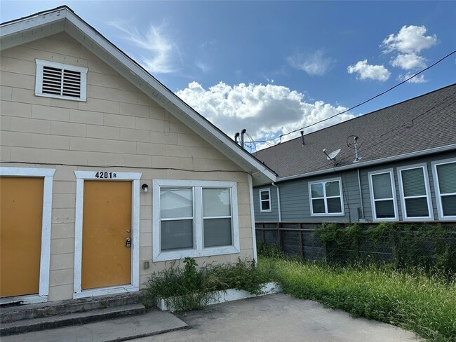 Primary Photo - 4201 Chapman St