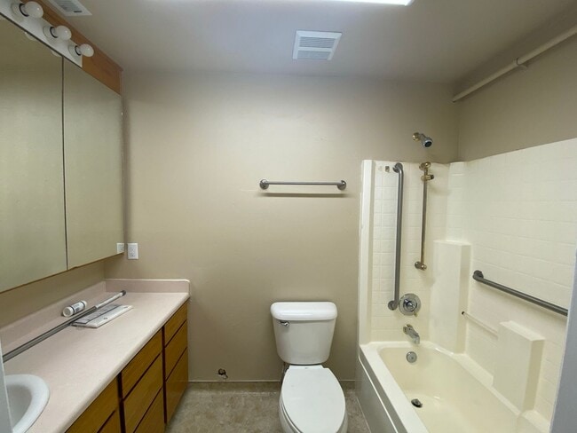 Building Photo - UTILITIES INCLUDED 2 bed 3 bath apartment in Hildale