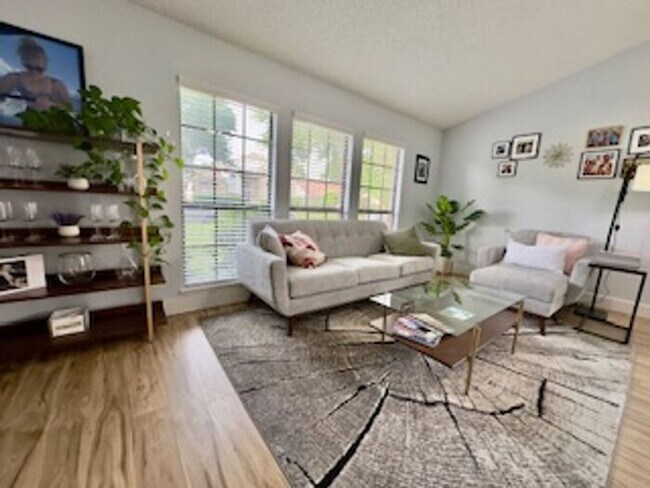Building Photo - Fully renovated executive home