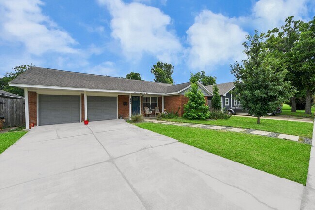 Building Photo - 711 Kalmer St
