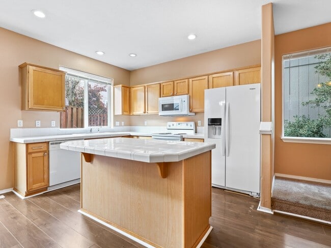 Building Photo - 3 Bed Home w/Recent Updates Attached Garag...