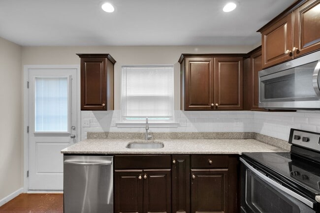 Building Photo - Modern 3-Bed Townhome on Quiet Cul-de-Sac ...