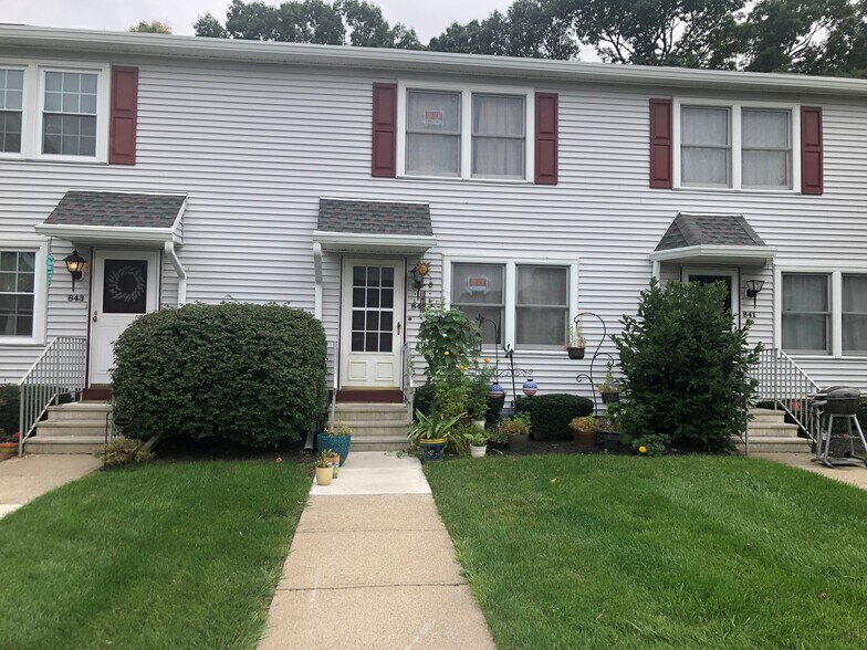 Outside - 842 Belmont Dr