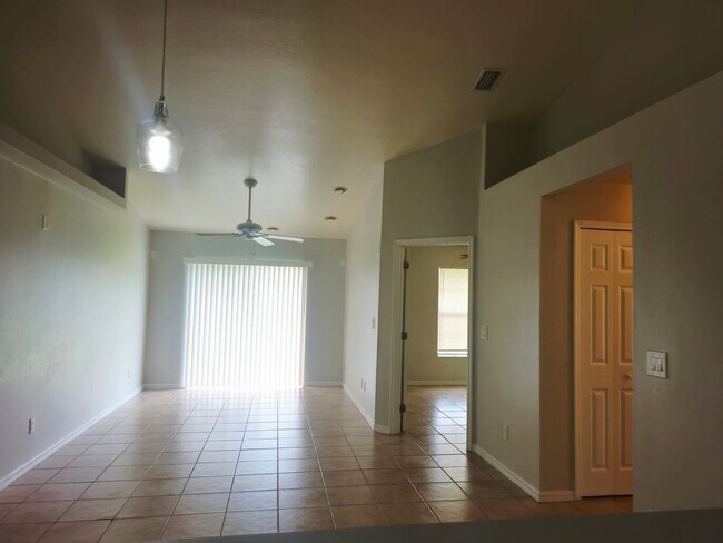Building Photo - 3 bedroom 2 bath 1 car garage duplex