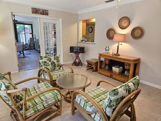 Building Photo - Seasonal Short-Term Single-Family Heated Pool Home located in Venice Gardens!