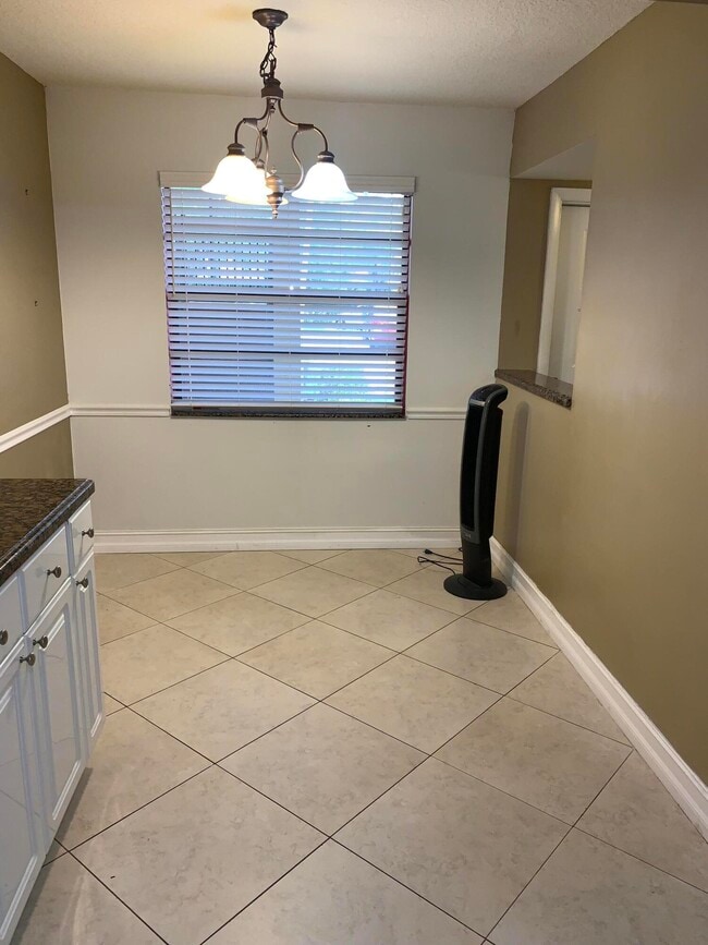 Building Photo - 2015 Coral Ridge Dr
