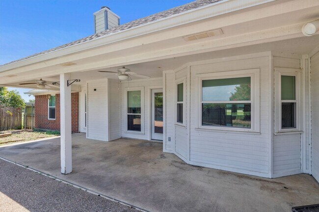 Building Photo - Updated Home with Pool & Shop on 1 acre lot