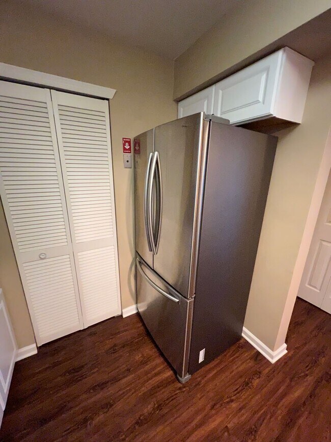 Building Photo - Newtown Grant 2 bedroom condo available Jul 1