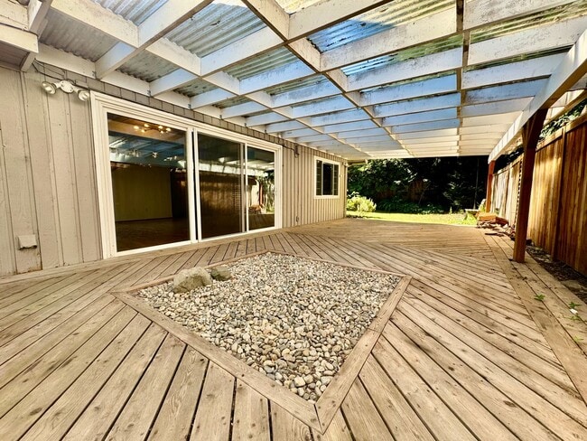 Building Photo - Mid-Century Gem near Meadowbrook Park!