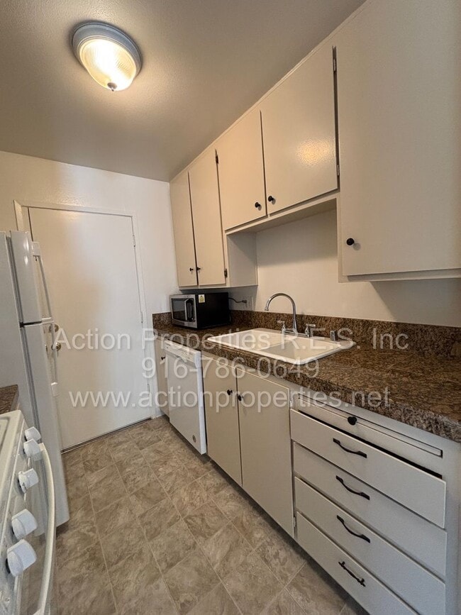 Building Photo - Roseville Condo all one level: 2 Bedroom 1 Bathroom Single Level, Large Living Room Central Heat ...