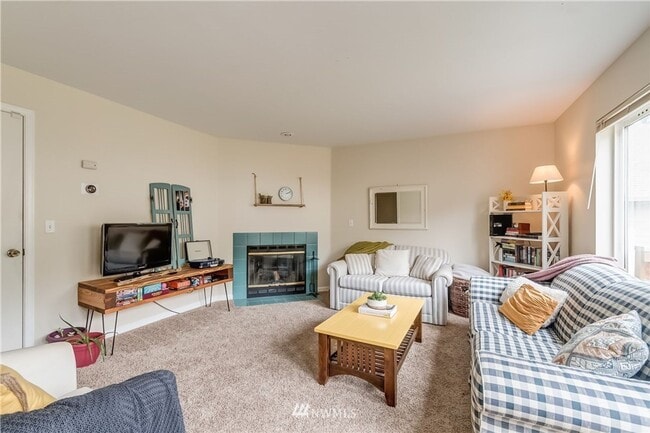 Building Photo - 6 Bedroom 3.5 Bathroom home with large yard and garage in Bellingham
