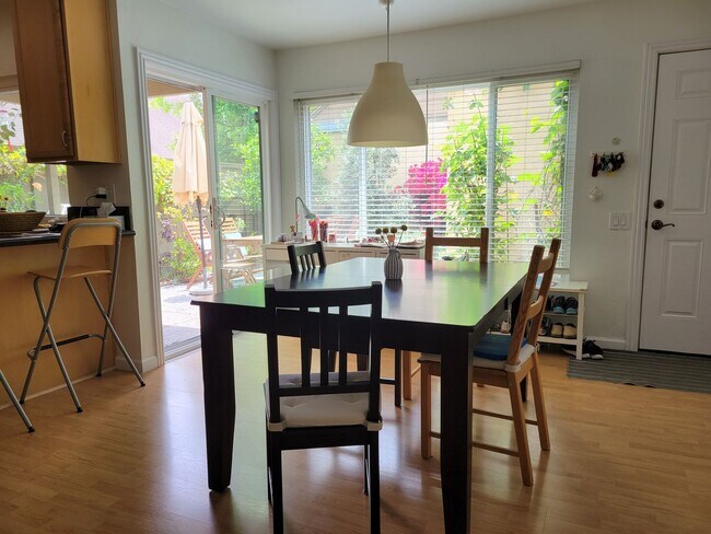 Building Photo - Centrally located 3 bedroom, 2 bathroom home.