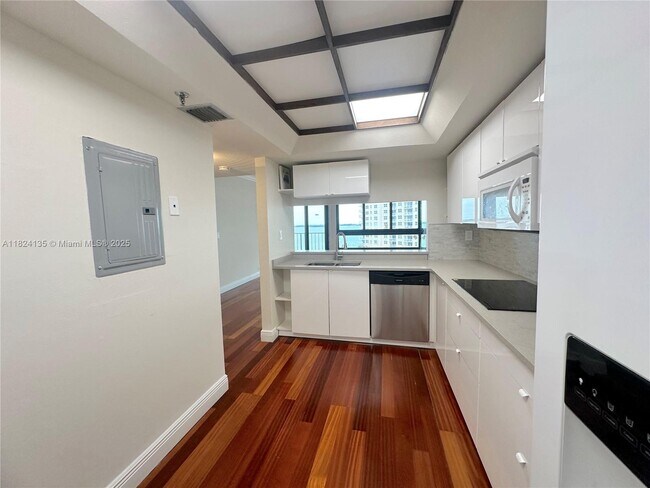 Building Photo - 520 Brickell Key Dr