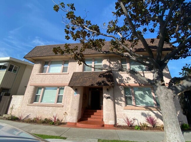 Building Photo - 1059