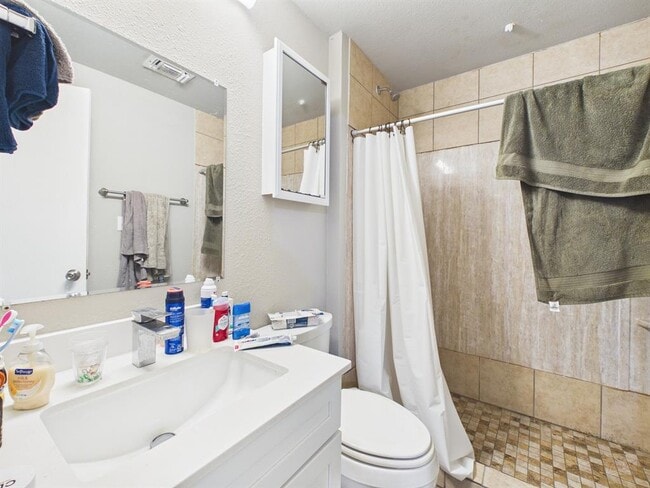 Building Photo - 911 W 22nd St