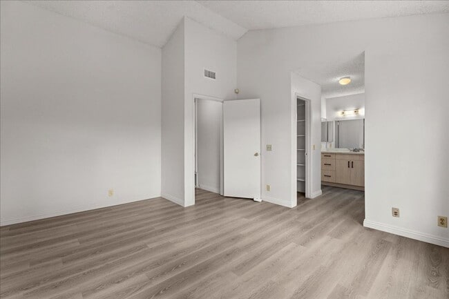 Building Photo - Spacious Tri-Level Townhome with Private Garage and Renovated Kitchen