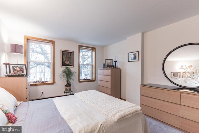 Building Photo - 3 W 1st Ave