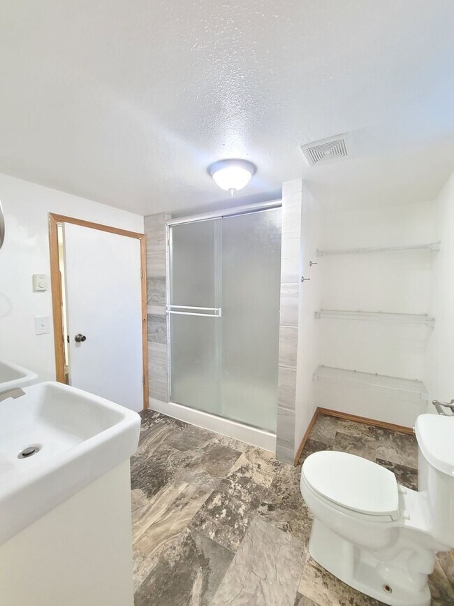 Building Photo - $2,200- 4 Bed / 2 Bath House on an Almost Acre Lot in Spokane Valley