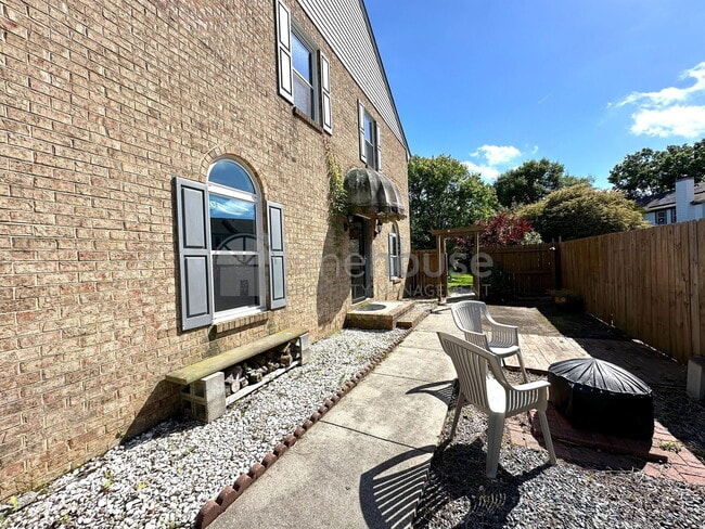 Building Photo - 400 Greenview Dr