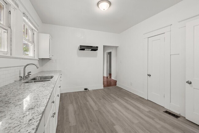 Building Photo - Charming 4 Bedroom, 2 Bathroom house