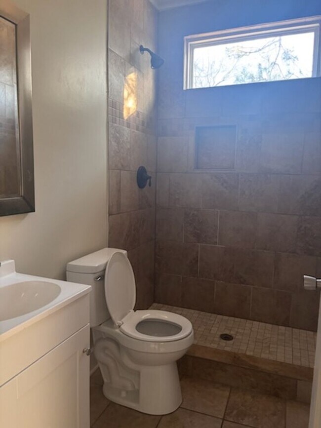 Building Photo - 131 Grandview Cir