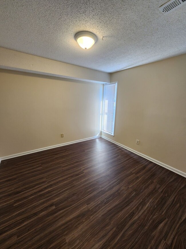 Building Photo - Chapel Hill / The Oaks Townhome