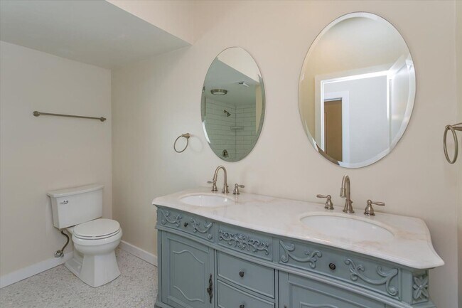 Building Photo - Mid term historic furnished rental