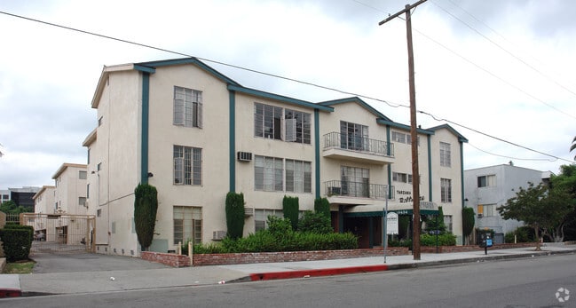 Building Photo - Tarzana Biltmore