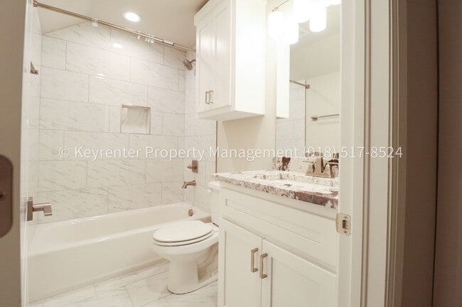 Building Photo - COMING SOON! Marvelous and Modern 3 Bed/ 3.5 Bath Home in South Broken Arrow!