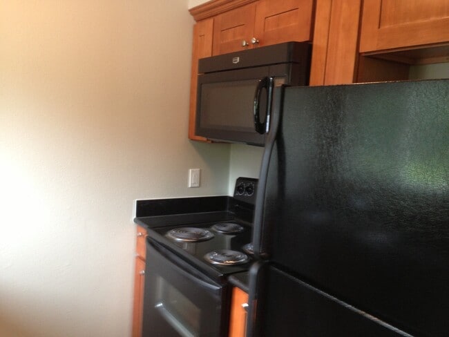 Building Photo - Upper 2 bed on Belmont! Hardwood floors, granite counters, tile in shower! All dogs welcome!