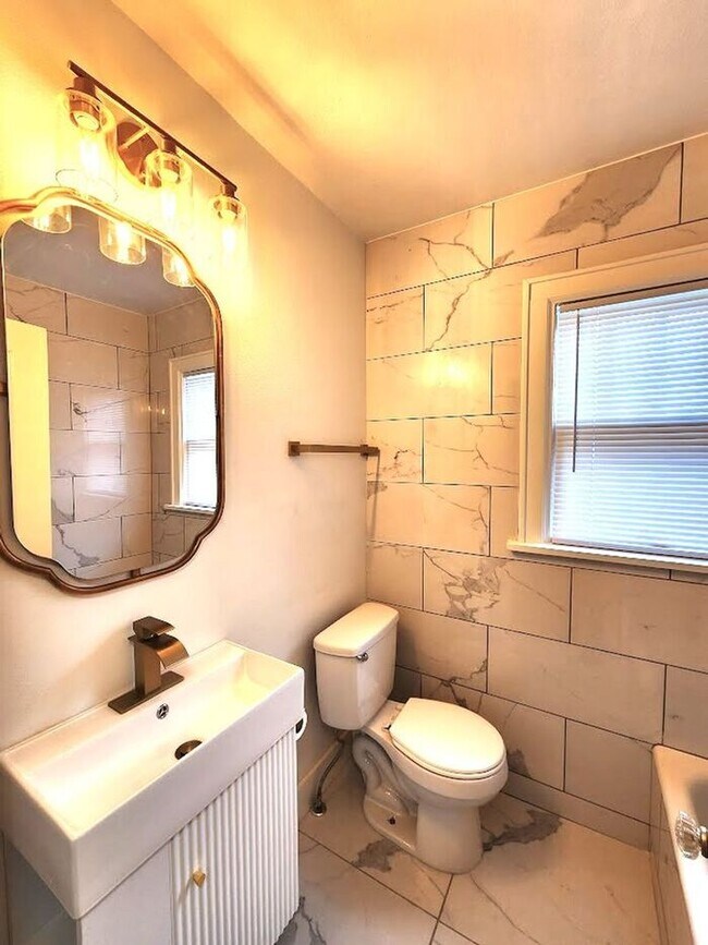 Building Photo - Remodeled 1 BED 1 BATH DUPLEX MIILER'S BLVD HISTORIC DISTRICT