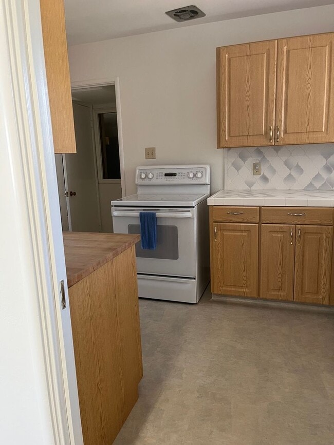Building Photo - Great Four Bedroom, Three Bathroom House in Monterey