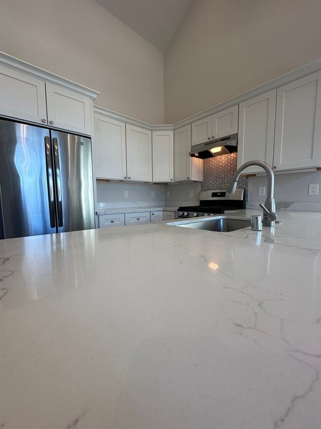 Building Photo - Modern 2-Bedroom Oasis with Expansive Deck...