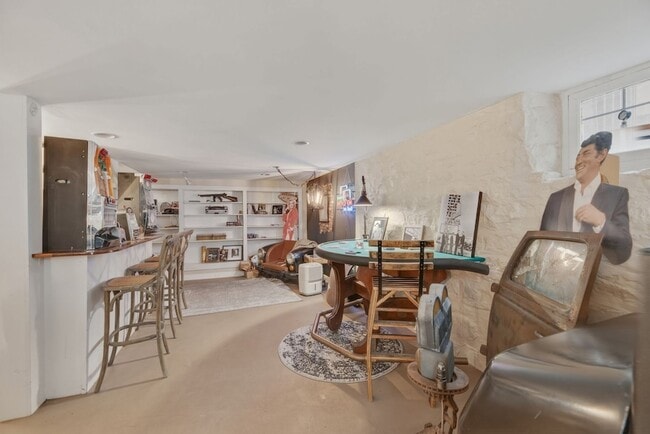 Building Photo - 117 7th Ave N