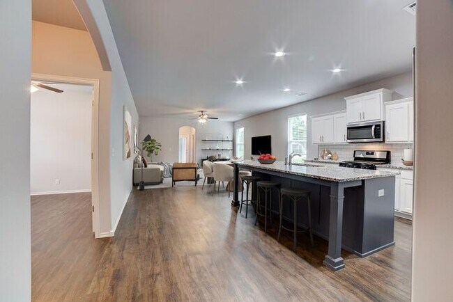 Building Photo - Unique 4/2/2 Near Downtown Tulsa!