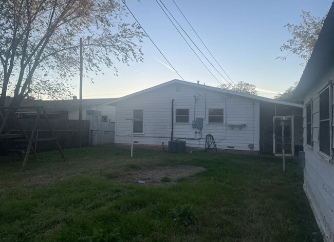 Building Photo - 3 bed 1 bath 1 car garage- READY NOW!